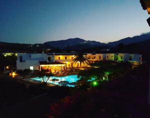 Blick auf ein Resort mit Pool in der Nacht in der Unterkunft Astron Hotel in Karpathos