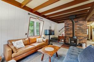 a living room with a couch and a fireplace at Crystal Chalet in Thompsonville