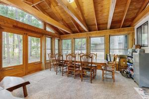 a dining room with a table and chairs at Crystal Chalet in Thompsonville
