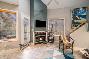a living room with a fireplace and a tv at Wintergreen Condo, Unit #543 in Thompsonville