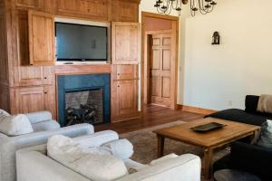 a living room with two couches and a fireplace at Sorellina House in Maple City