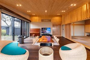 a living room with a table and chairs at 貞芙庵 in Ichinomiya