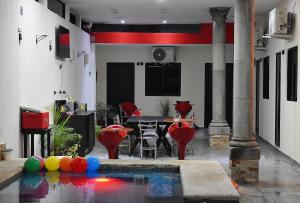 a room with a pool and a table and chairs at hotel del valle in Coatzacoalcos
