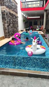 a group of people in an indoor swimming pool at hotel del valle in Coatzacoalcos