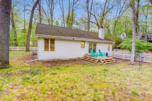 a white house with a picnic table in a yard at Livywood Cottage in New Buffalo