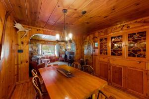 a dining room with a wooden table in a cabin at Empire Lodge in Empire