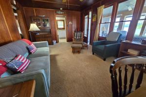 a living room with a couch and a chair at Kaap Kottage in Honor