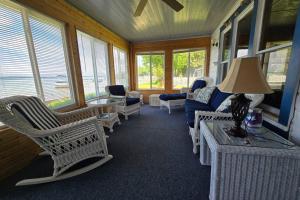 a living room with wicker chairs and a couch at Kaap Kottage in Honor