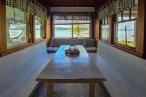 a living room with a table and some windows at Kaap Kottage in Honor +17 photos