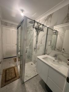 a bathroom with a shower and a sink at Private Rm3A in Elderslie in Elderslie +39 photos