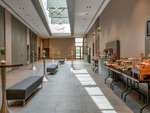 a cafeteria with a cafeteriaasteryasteryasteryasteryasteryasteryasteryasteryasteryasteryastery at Novotel Trabzon in Trabzon