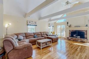 ein Wohnzimmer mit Sofa und Kamin in der Unterkunft Lovells Landing in Cotuit