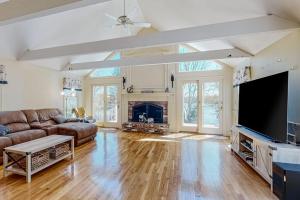 ein Wohnzimmer mit Sofa und einem großen Fernseher in der Unterkunft Lovells Landing in Cotuit