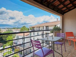 a balcony with a table and chairs and a view at Aparthotel Adagio Aix-en-Provence Centre in Aix-en-Provence
