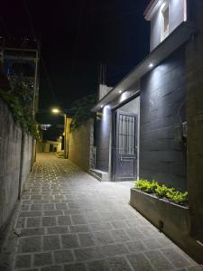an empty alley at night with a building at Apartamento REFUGIO DEL LAGO in San Pedro La Laguna