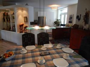 eine Küche mit einem Tisch mit Teller und Schalen mit Obst in der Unterkunft Gite (B&B) du Vieux-Port in Québec
