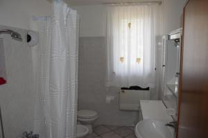 łazienka z toaletą i białą zasłoną prysznicową w obiekcie Casa Galoppa w mieście Trevi +37 zdjęć