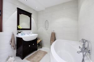 Kúpeľňa v ubytovaní Seagull Penthouse Marsaxlokk
