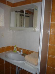 y baño con lavabo blanco y espejo. en Mladé Buky 261, en Mladé Buky