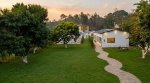 an image of a yard with a house at Corbett Retreat in Rāmnagar