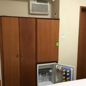 a cupboard with a microwave in a room at QualyLeste Hotel in Caratinga