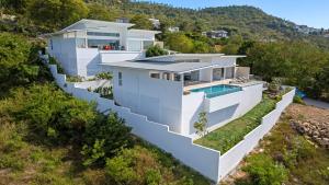 a house on a hill with a swimming pool at Rockstarvillas Grande Siesta in Nathon Bay