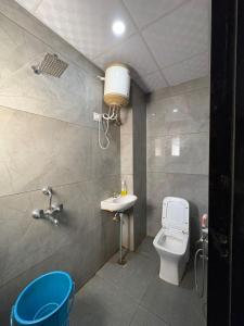 a bathroom with a toilet and a sink at Hotel Shyam Mahal Inn in Khātu