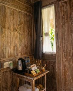 a small room with a table and a window at Villa Wakem Yehpoh in Yehpoh