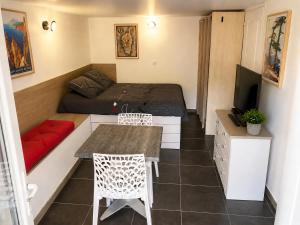 a small room with a bed and a table and a couch at Casa Versini in Balogna