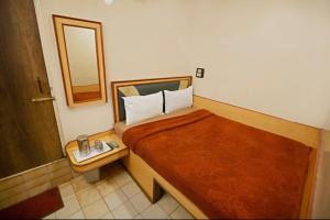 a hotel room with two beds and a mirror at Kodai Mistview Cottage in Kodaikānāl