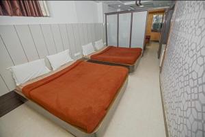 a room with three beds in a room at Kodai Mistview Cottage in Kodaikānāl +6 photos