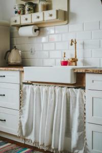 a kitchen with a white sink and a counter at Chata w Kamieniu in Kamień