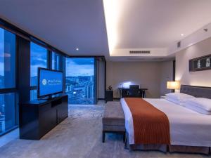ein Hotelzimmer mit Bett und Flachbildfernseher in der Unterkunft Pullman Guiyang in Guiyang + 114 Fotos