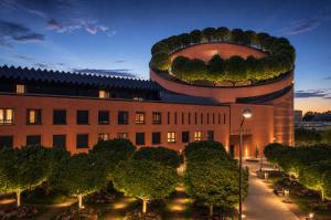 a building with a tree dome on top of it at Beau 2 pièces Evry Centre in Courcouronnes