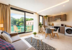 a living room with a couch and a table with chairs at Beau 2 pièces Evry Centre in Courcouronnes