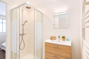 a bathroom with a shower and a sink at Beau 2 pièces Evry Centre in Courcouronnes +29 photos