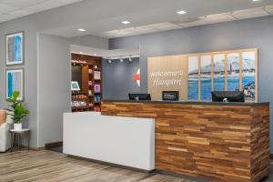 a welcome to hammonton reception desk in a hospital lobby at Hampton Inn New Smyrna Beach in New Smyrna Beach
