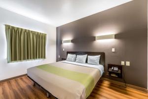 Voodi või voodid majutusasutuse Super 8 by Wyndham Kenedy toas