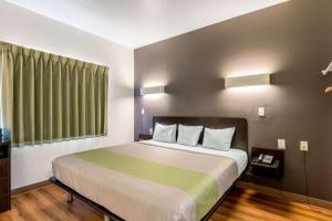 Voodi või voodid majutusasutuse Super 8 by Wyndham Kenedy toas
