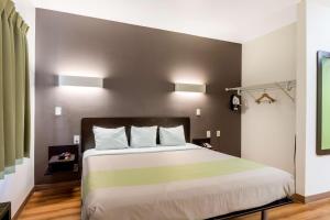 Voodi või voodid majutusasutuse Super 8 by Wyndham Kenedy toas