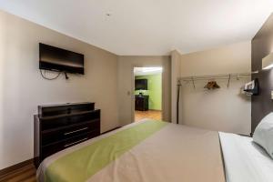 Voodi või voodid majutusasutuse Super 8 by Wyndham Kenedy toas