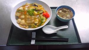 une assiette de nourriture avec un bol de ragoût et une cuillère dans l'établissement Minami Hakone Villa, à Kannami