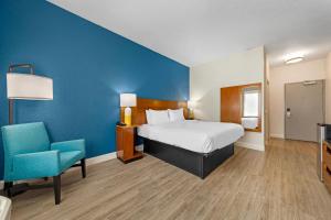 a hotel room with a bed and a blue wall at Comfort Inn & Suites Mt Laurel-Philadelphia in Mount Laurel +47 photos