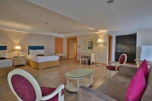 una camera d'albergo con letto e soggiorno di Crown Regency Hotel & Towers a Cebu City