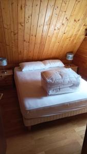 a bed in a room with a wooden ceiling at Chaguimama Snow in Eyne
