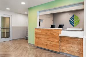 an empty waiting room with a green and white at WoodSpring Suites Lancaster North in Lancaster