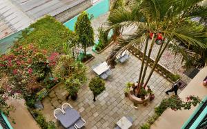 Un jardín fuera de Hotel Travel Inn