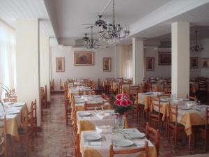 Um restaurante ou outro lugar para comer em Hotel Arcade