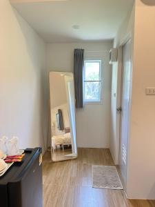 a small room with a mirror and a bed at โรงแรมซุนเซนโฮมแอนด์คาเฟ่ in Ban Na Lao +29 photos
