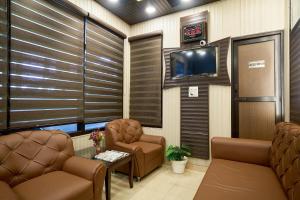a waiting room with two chairs and a tv at Treebo Roshan House Near Mcleodganj in McLeod Ganj